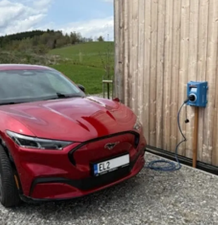 Elektromobil u nabíječky Svolbox na rodinném domě