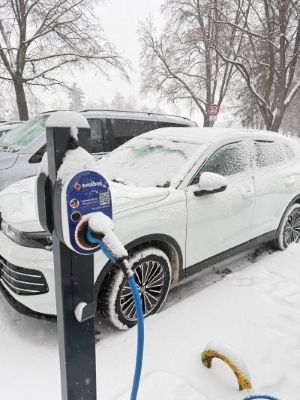 Detail nabíjecí stanice Svolbox u kavárny Lanna v Českých Budějvicích