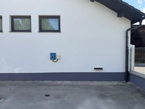 Nabíjecí stanice v obci